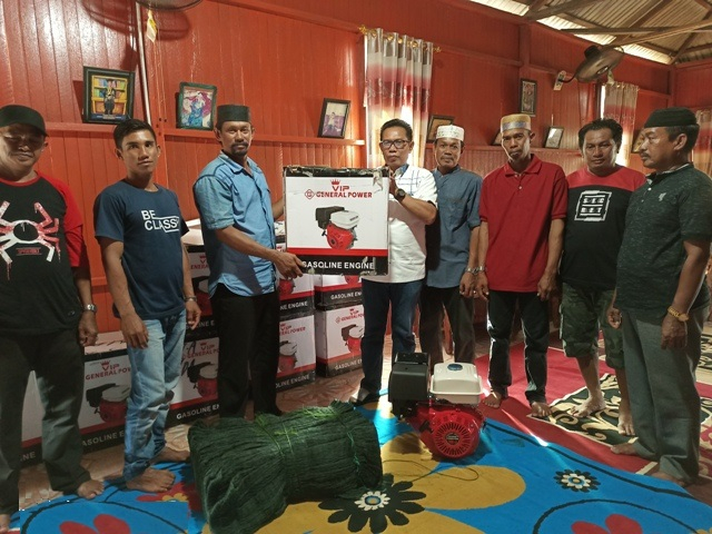 Anggota DPRD Provinsi Kaltim Agus Aras saat melakukan serah terima bantuan kepada warga nelayan di Bontang (foto; Andi)