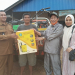 Masdari Kidang (kedua kanan) saat serahkan tangki semprot dan cultivator, disaksikan Kades Tepian Baru Edy Suprianto (kiri)