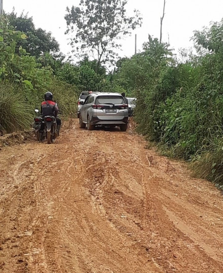 Jalan pengubung antara Desa Mata Air dengan Desa Bukit Permata di Kecamatan Kaubun Kabupaten Kutai Timur Dalam Kondisi Rusak Parah
