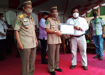 Penyerahan penghargaan K3 pada Apel Bulan Keselamatan dan Kesehatan Kerja (K3), di halaman Kantor Disnakertrans Kaltim, pada Rabu (9/2/2022)