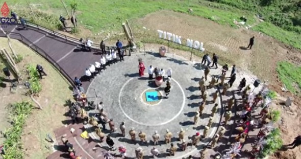 Presiden Jokowi saat Penyatuan Tanah dan Air se Indonesia di Titik Nol Geodesi IKN Nusantara di Sepaku, PPU - Kalimantan Timur