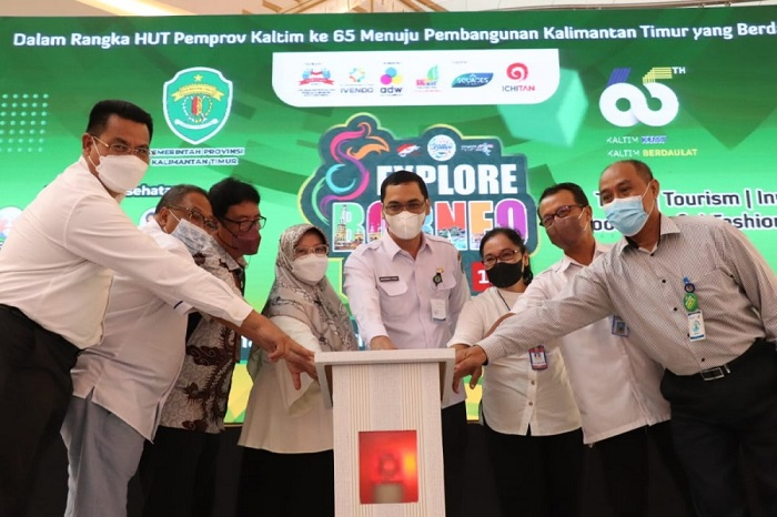 Kepala Diskominfo Kaltim, Muhammad Faisal (tengah) bersama para undangan dan OPD peserta Borneo Explore Expo tahun 2022.