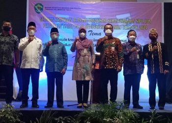 Sekdaprov Kaltim Sri Wahyuni foto bersama dengan tokoh masyarakat dan ketua Ormas di Kaltim, diantaranya Ketua FKUB H Asli Amin dan Ketua PDKT Syaharie Jaang