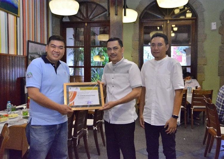 Section Head CSR and Comrel  PT Gunung Bara Utama, Alexander Julius Dennis (kiri)