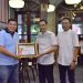 Section Head CSR and Comrel  PT Gunung Bara Utama, Alexander Julius Dennis (kiri)