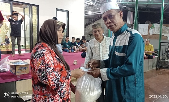 Penyerahan zakat fitrah disampaikan ketua UPZ Musholla Raudhatul Jannah Kaspul Anwar diterima Siska, ketua RT 42 Kel. Air putih