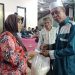 Penyerahan zakat fitrah disampaikan ketua UPZ Musholla Raudhatul Jannah Kaspul Anwar diterima Siska, ketua RT 42 Kel. Air putih