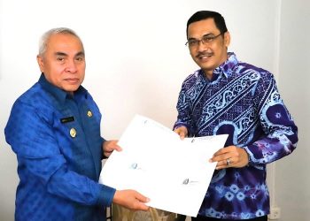 Muhammad Faisal -  Wakil Ketua 1 ASKOMPSI saat menyerahkan langsung surat usulan mengenai DBH Frekuensi dari ASKOMPSI kepada Gubernur Kaltim yang juga Ketua Umum APPSI