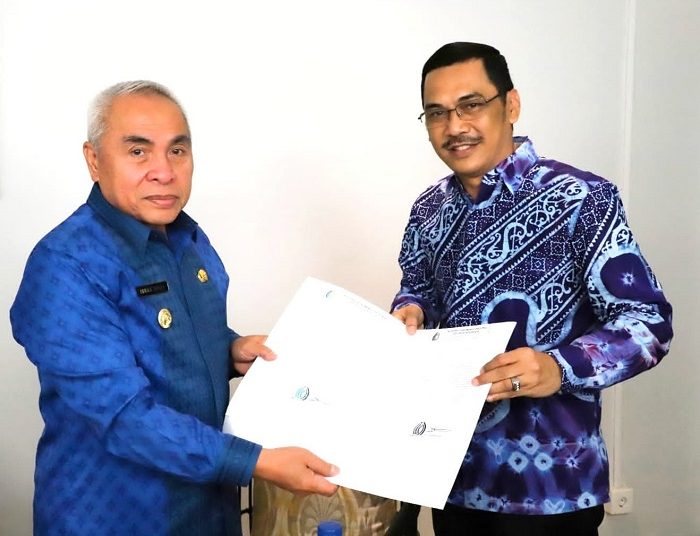 Muhammad Faisal -  Wakil Ketua 1 ASKOMPSI saat menyerahkan langsung surat usulan mengenai DBH Frekuensi dari ASKOMPSI kepada Gubernur Kaltim yang juga Ketua Umum APPSI