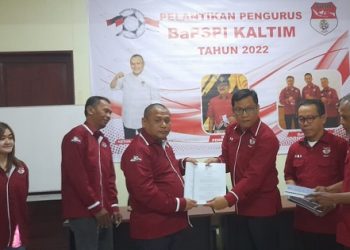Penyerahan SK Kepengurusan BaPSPI Kaltim oleh Sekjen BaPSPI Pusat Yudo Hadianto kepada Alphad Syarif Ketua BaPSPI Kaltim