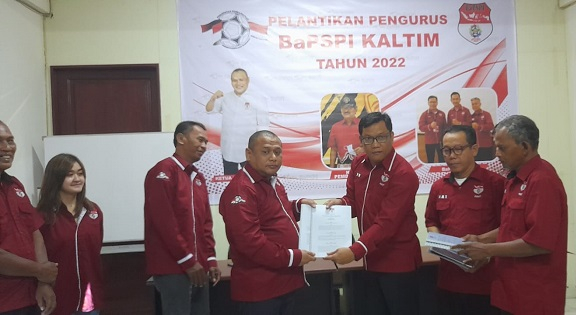 Penyerahan SK Kepengurusan BaPSPI Kaltim oleh Sekjen BaPSPI Pusat Yudo Hadianto kepada Alphad Syarif Ketua BaPSPI Kaltim