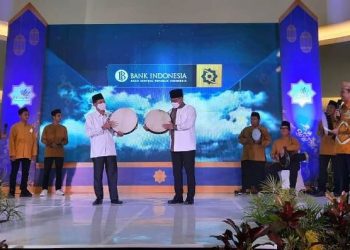 Kepala Kantor BI Kaltim, Ricky P Gozali (kanan) bersama Ketua Baznas Kaltim menabuh rebana sebagai tanda dimulainya Festival Syariah Kaltim 2022