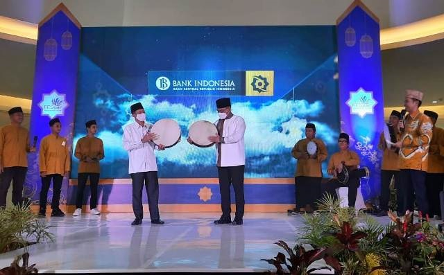Kepala Kantor BI Kaltim, Ricky P Gozali (kanan) bersama Ketua Baznas Kaltim menabuh rebana sebagai tanda dimulainya Festival Syariah Kaltim 2022