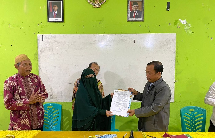 Penyerahan SK Pengangkatan Ketua STAI Balikpapan dari Yuyun Wahyuni Ketua yayasan Perguruan Ibnu Khaldun Balikpapan kepada H. Arief Rohman Arofah, S.Sos, MA.Hum