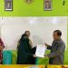 Penyerahan SK Pengangkatan Ketua STAI Balikpapan dari Yuyun Wahyuni Ketua yayasan Perguruan Ibnu Khaldun Balikpapan kepada H. Arief Rohman Arofah, S.Sos, MA.Hum