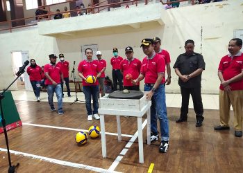 Pembukaan turnamen Bola Voli Polres Paser, ditandai dengan pemukulan gong oleh Waka Polres Paser, Kompol Irawan Setyono