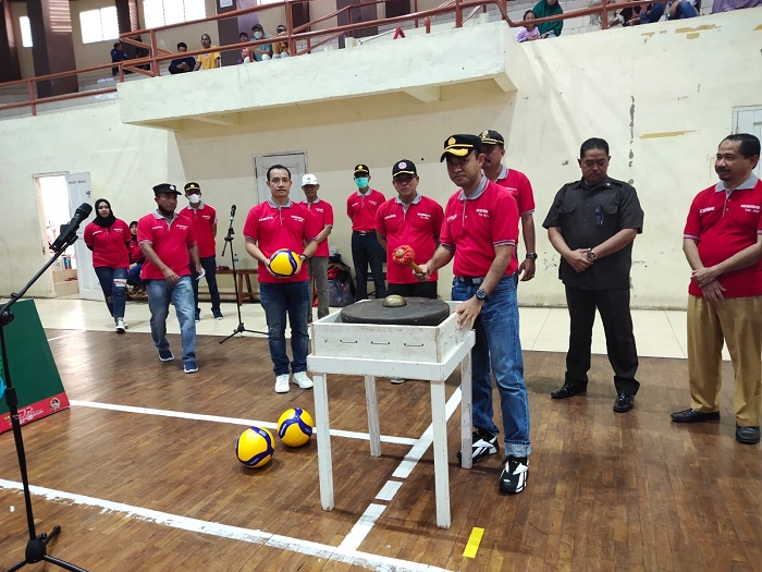 Pembukaan turnamen Bola Voli Polres Paser, ditandai dengan pemukulan gong oleh Waka Polres Paser, Kompol Irawan Setyono