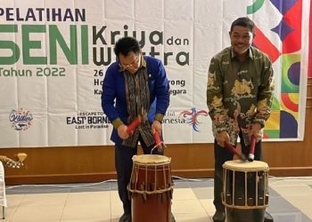 Plt Kadis Pariwisata Kaltim HM Irvan Rivai (kanan) bersama Asisten Biro Administrasi Umum Setkab Kukar, Totok Heru Subroto (kiri) saat membuka pelatihan.