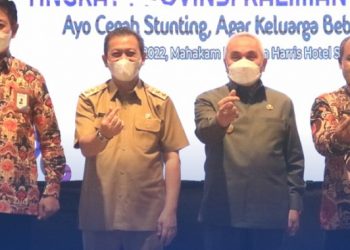 Kepala BKKBN Kaltim DR Sunaryo, SKM (kanan) dan Deputi Bidang Advokasi BKKBN, Sukaryo Teguh  Santoso (kiri)