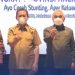 Kepala BKKBN Kaltim DR Sunaryo, SKM (kanan) dan Deputi Bidang Advokasi BKKBN, Sukaryo Teguh  Santoso (kiri)