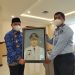 Karutan Tanah Grogot Doni Handriansyah memberikan hasil pembinaan unggulan lukisan Bupati Fahmi Fadli yang dibuat oleh WBP Rutan Tanah Grogot kepada  Bupati Paser