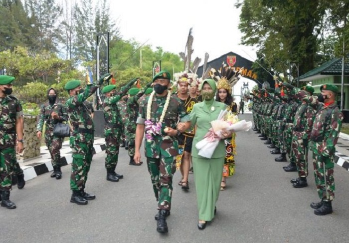Pangdam VI Mulawarman Mayjen TNI Tri Budi Utomo beserta istri memasuki Makodam disambut dengan tradisi pedang pora.