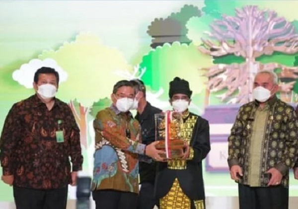 Jidan Kepala Masyarakat Hukum Adat Mului Desa Swan Slutung Kaltim Menerima Penghargaan Kalpataru 2022 yang diserahkan langsung oleh Wakil Menteri Lingkungan Hidup dan Kehutanan, Alue Dohong