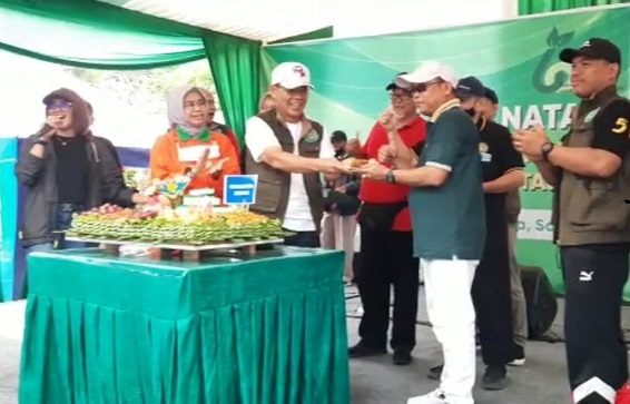 Pemotongan tumpeng oleh Dr.Ir. H. Rusmadi Wongso yang diserahkan kepada Dr. Ir .H. Abdunnur, M.Si Rektor Unmul terpilih yang juga alumni Faperta 1986