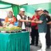 Pemotongan tumpeng oleh Dr.Ir. H. Rusmadi Wongso yang diserahkan kepada Dr. Ir .H. Abdunnur, M.Si Rektor Unmul terpilih yang juga alumni Faperta 1986