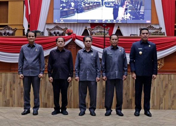 Walikota Samarinda Dr. H. Andi Harun (kanan) saat Rapar Paripurna DPRD Kota Samarinda