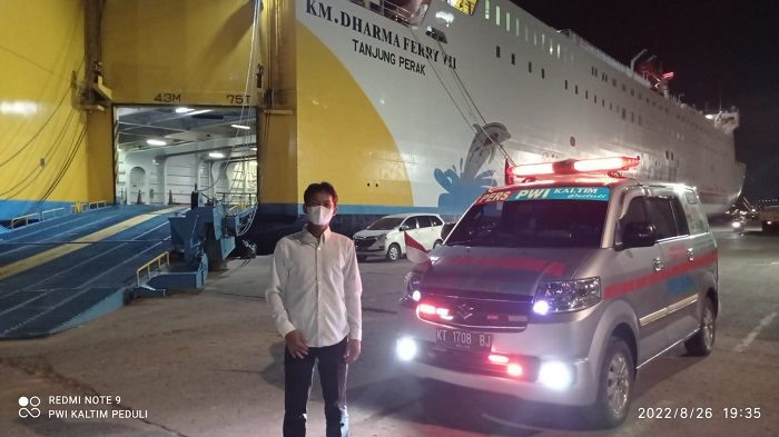 Ambulan PWI Peduli saat menunggu masuk lambung kapal di dermaga Semayang Balikpapan.