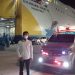 Ambulan PWI Peduli saat menunggu masuk lambung kapal di dermaga Semayang Balikpapan.