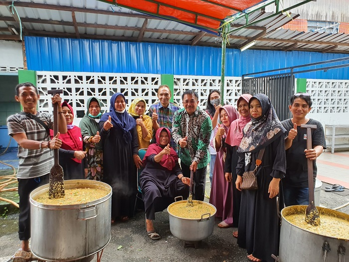 Saya bersama tim pemasak bubur asyura Masjid Agung At Taqwa