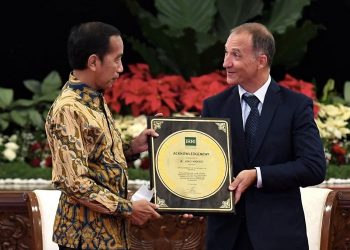 Presiden Jokowi menerima penghargaan Internasional IRRI  atas keberhasilan swasembada beras