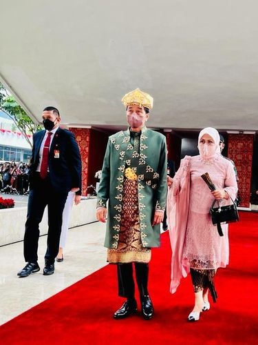 Presiden Jokowi mengenakan baju adat Bangka Belitung bersama Ibu Negara Iriana Jokowi, yang tampil dengan kebaya warna pink