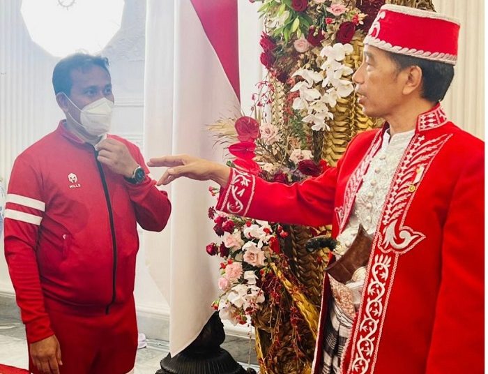 Pelatih Bima Sakti berdialog dengan Presiden Jokowi di Istana Merdeka