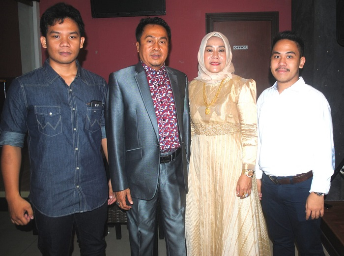 H Karmin bersama istri dan kedua putranya