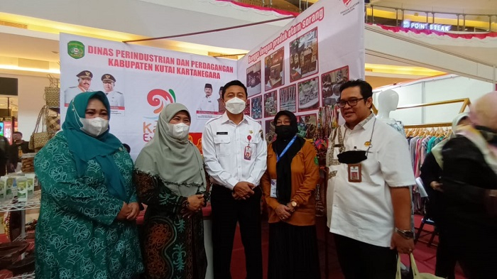 Koordinator Kaltim Expo, Puguh Harjanto (tengah) bersama Staf Ahli Gubernur Bidang Kesra, Christianus Benny (kanan) saat berada di stand expo milik Disperindagkop Kaltim