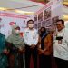 Koordinator Kaltim Expo, Puguh Harjanto (tengah) bersama Staf Ahli Gubernur Bidang Kesra, Christianus Benny (kanan) saat berada di stand expo milik Disperindagkop Kaltim