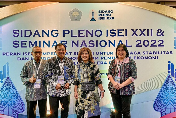 Tim ISEI Balikpapan bersama pengamat ekonomi cantik Dr Avilliani, yang juga pengurus ISEI Pusat
