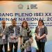 Tim ISEI Balikpapan bersama pengamat ekonomi cantik Dr Avilliani, yang juga pengurus ISEI Pusat