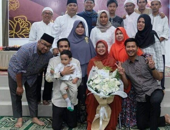 Ibu bersama tim rumah tangga di rumah dinas