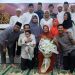 Ibu bersama tim rumah tangga di rumah dinas