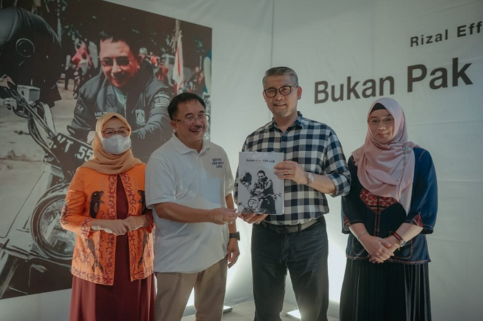 Wali Kota Jambi Dr H Syarif Fasha dan istri muncul di acara launching buku saya "Bukan Pak Wali Lagi."
