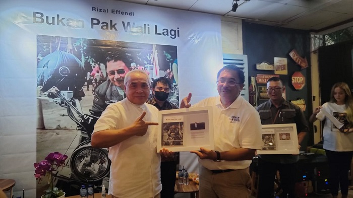 Rizal Effendi menyerahkan buku "Bukan Pak Wali Lagi" kepada Gubernur Kaltim Isran Noor