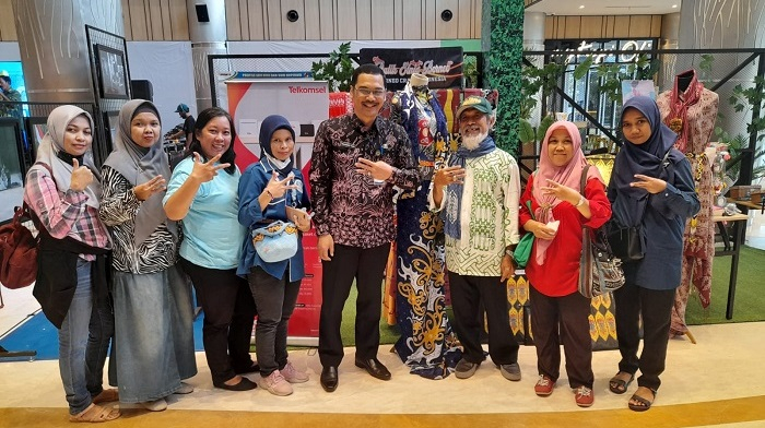 HM. Faisal - Kadiskominfo Kaltim bersama pelaku ekonomi kreatif pada acara Gekrafs Corner Kaltim