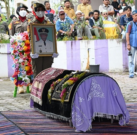 Kain penutup keranda jenazah, karpet dan tembok berwarna ungu