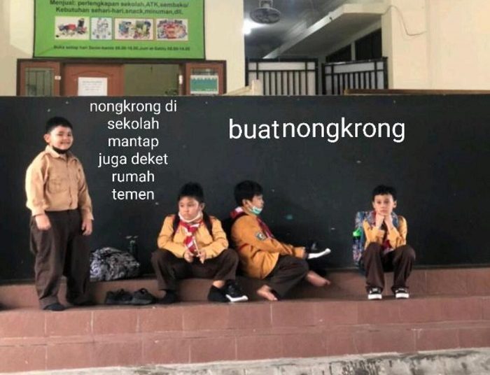 Dafin (kiri) dan teman-temannya nongkrong di depan sekolah