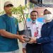 Kepala DPTPH Kaltim Siti Farisyah Yana menyerahkan secara simbolis bibit cabai kepada salah seorang Ketua RT di Kelurahan Jawa