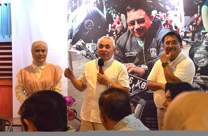 Gubernur Isran Noor hadir dalam peluncuran buku saya. Di sampingnya tampak  Elita, pemilik Kedai Kong Djie